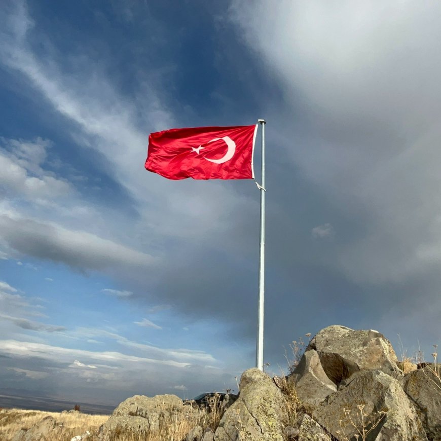 Karslı Köylüler Karakuzu Dağı'na Türk Bayrağı Dikti