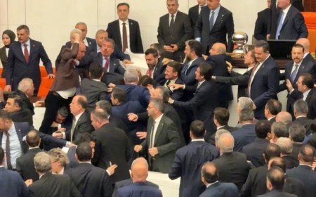 CHP’nin Meclis’teki çifte standardı: Kuliste tebrik kürsüde kavga