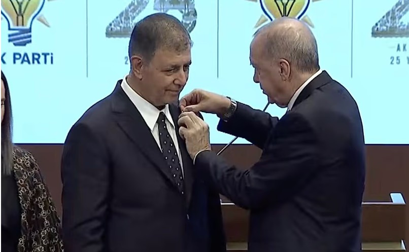 Cemil Tugay rozeti taktı: İzmir Büyükşehir Belediyesi AK Parti’ye geçti