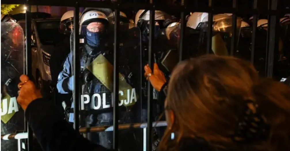 Polonya’da Anayasa Mahkemesi krizi: Nawrocki uçuşunu yarıda kesti