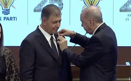 Cemil Tugay rozeti taktı: İzmir Büyükşehir Belediyesi AK Parti’ye geçti