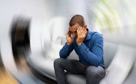 Vertigo ve baş dönmesi aynı şey mi? Belirtiler nasıl ayırt ediliyor?