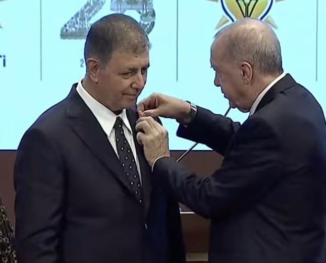 Cemil Tugay rozeti taktı: İzmir Büyükşehir Belediyesi AK Parti’ye geçti